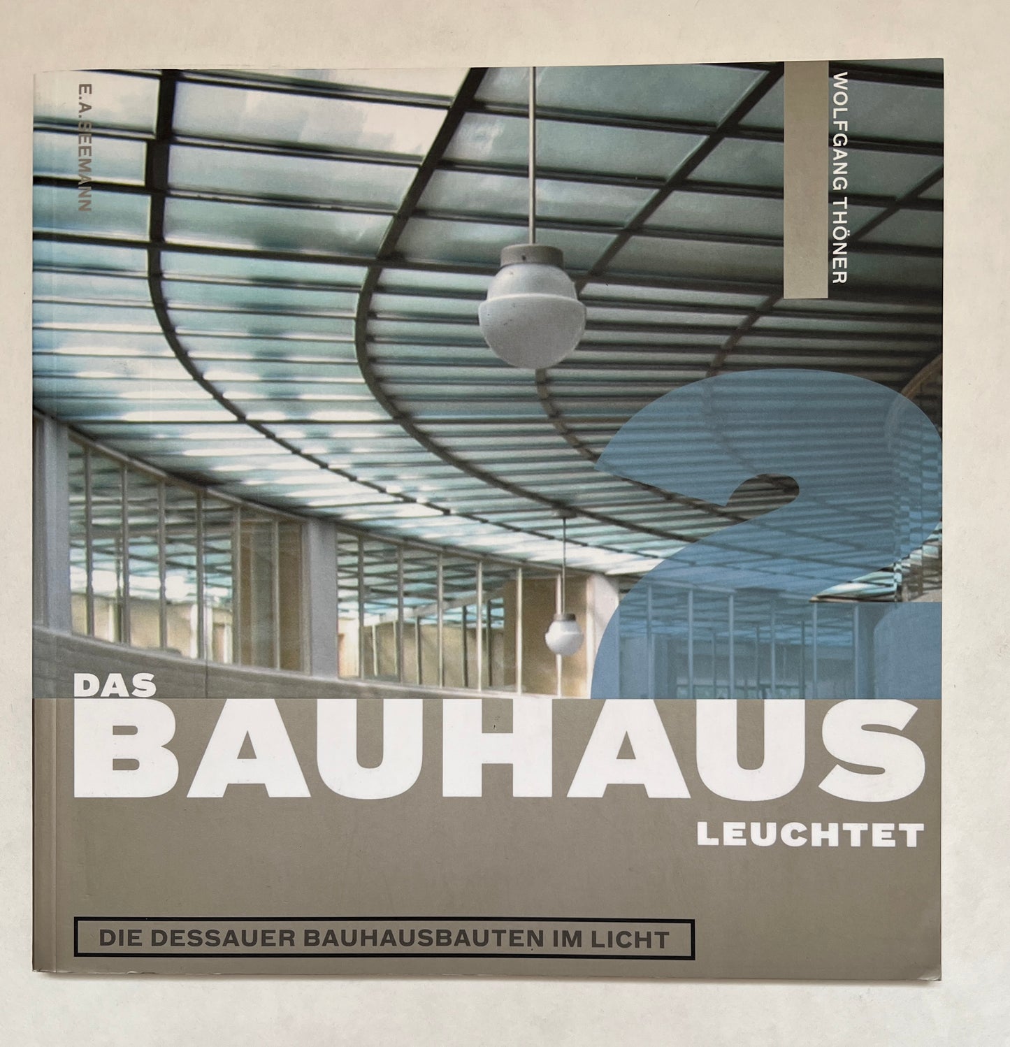 Das Bauhaus Leuchtet: Die Dessauer Bauhausbauten Im Licht