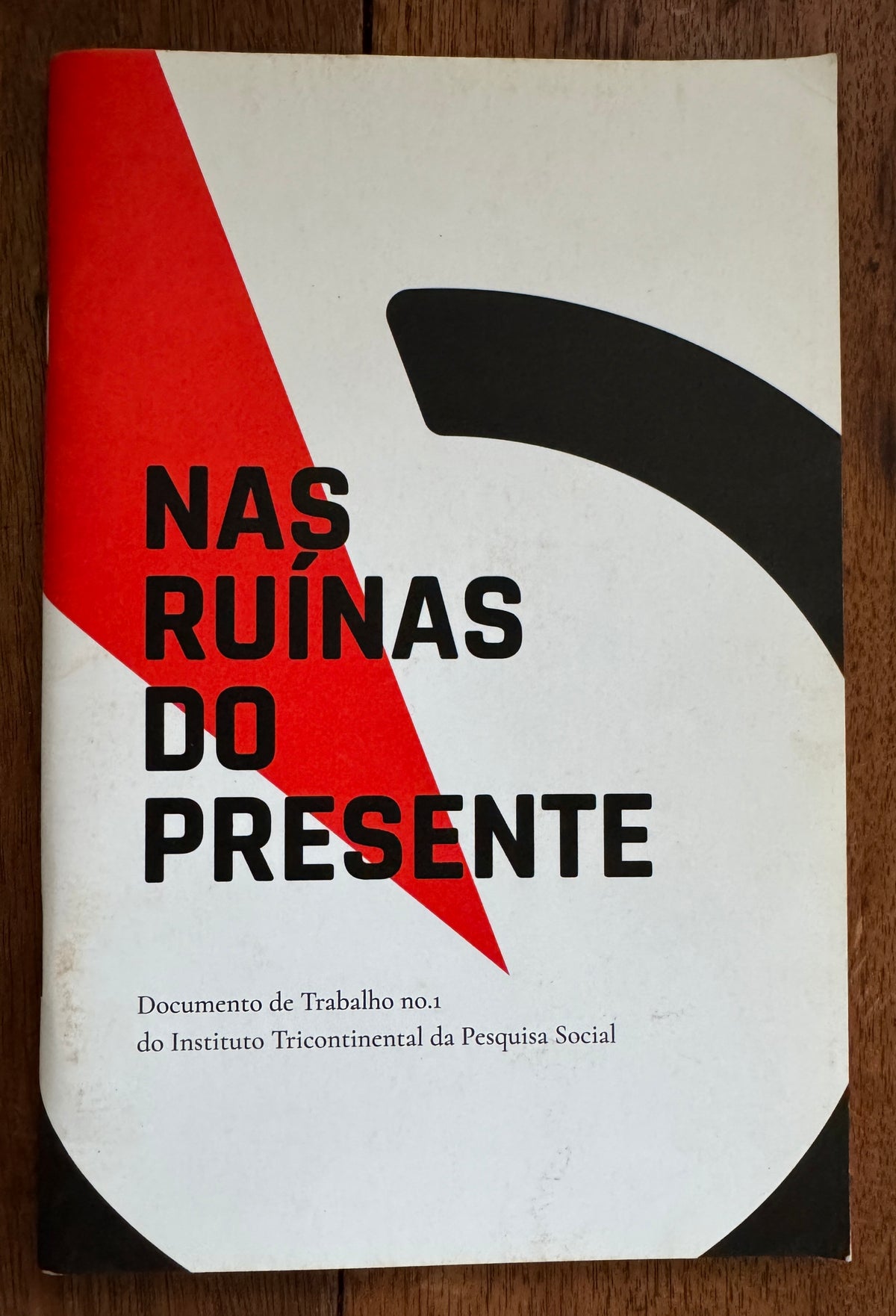 Nas Ruinas Do Presente