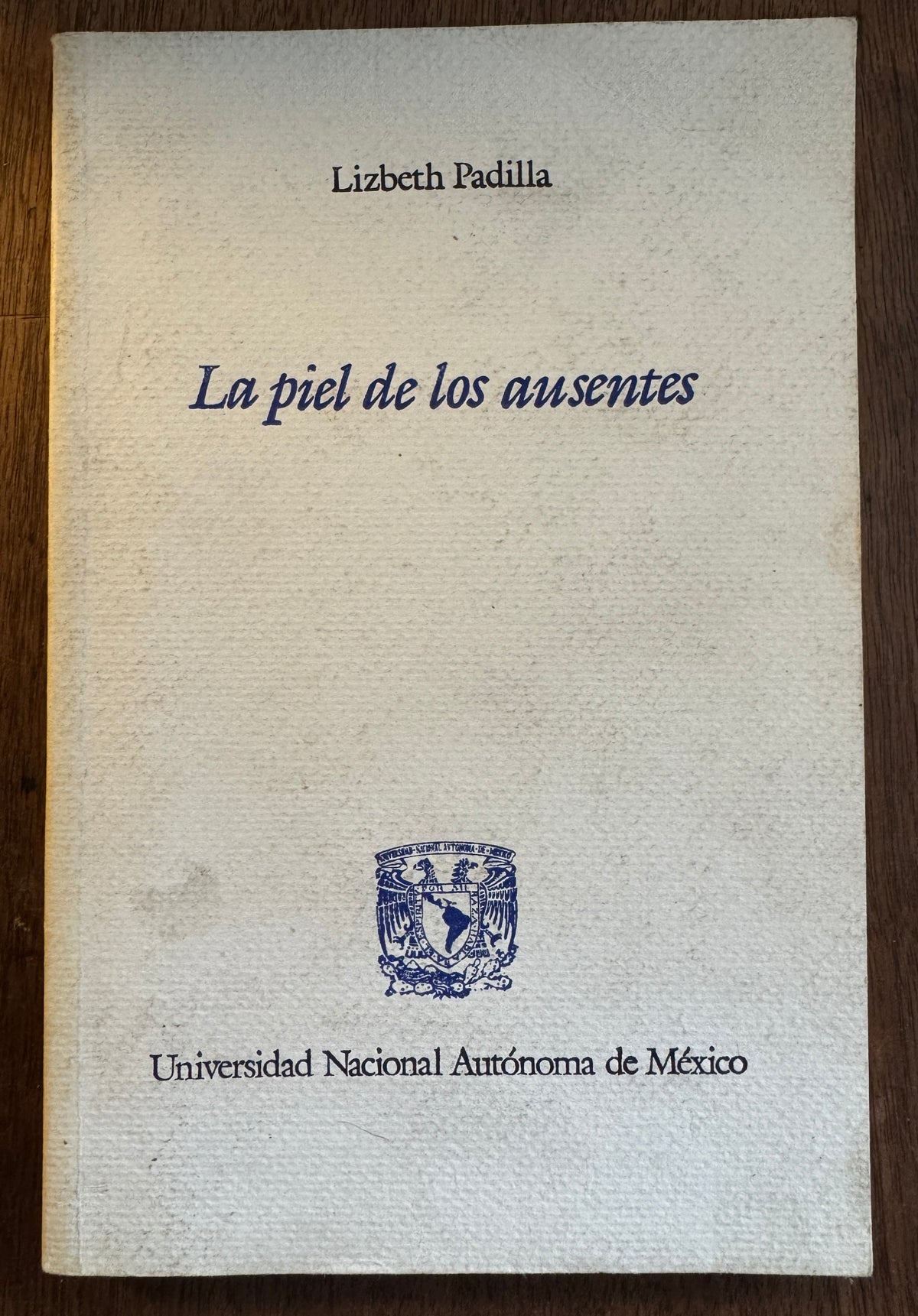 La Piel de los Ausentes [Inscribed]